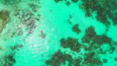 宽角鸟眼睛复制空间拍摄夏天白色天堂沙子海滩阿卡蓝色的水背景色彩鲜艳的
